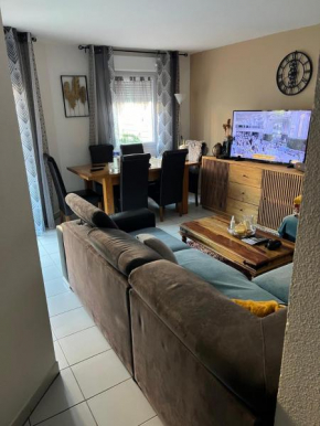 Appartement deux chambres jardin parking